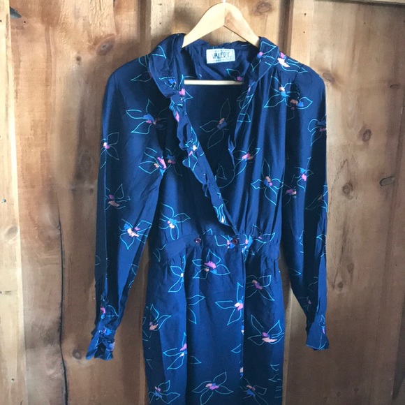 Vintage long sleeve ruffle neck dress with pockets - Picture 2 of 6